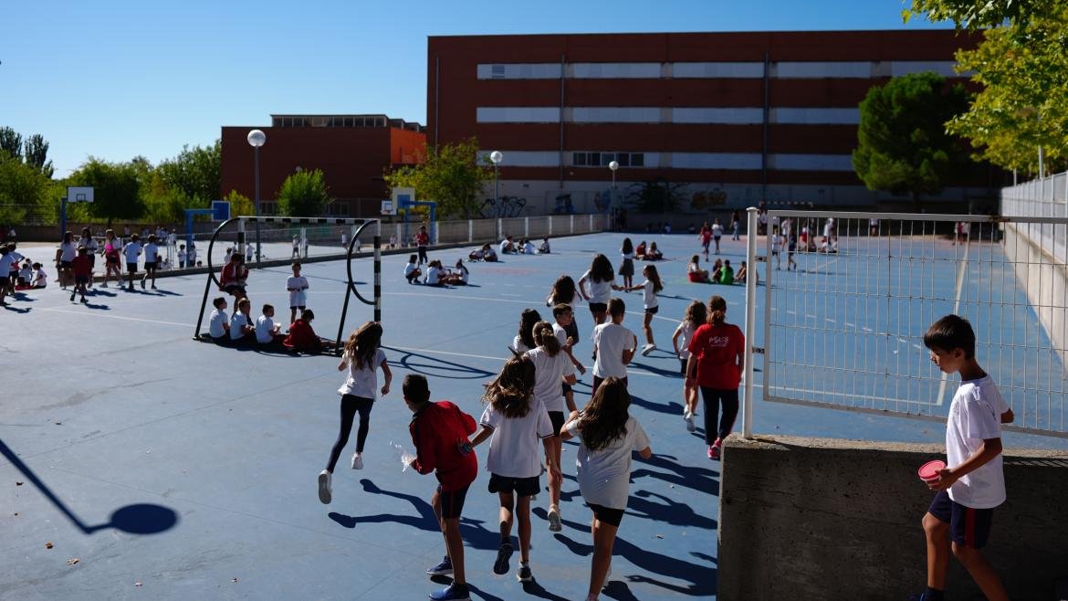 Díaz Ayuso anuncia que la Comunidad de Madrid abrirá los patios y las bibliotecas de los colegios públicos por las tardes desde el próximo curso 2025/26