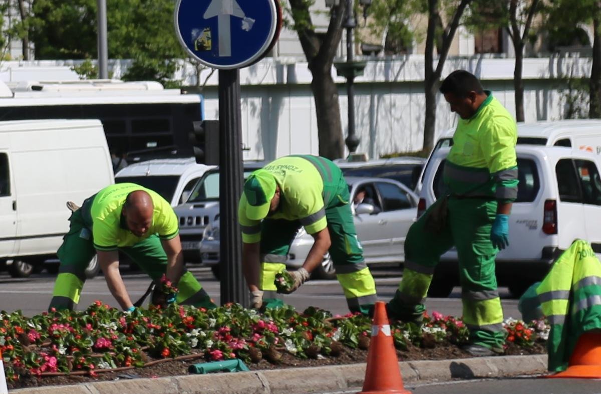 UNA MUJER AMENAZA A UNA JARDINERA QUE LE RECRIMINÓ NO RECOGER LAS DEPOSICIONES DE SU PERRO.