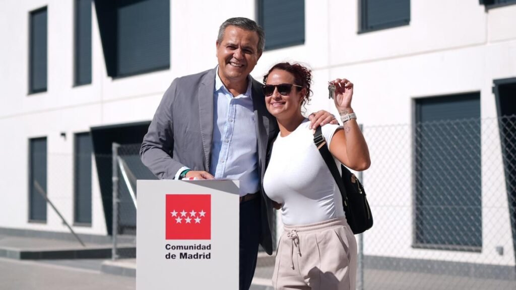 La Comunidad de Madrid entrega 130 viviendas de la primera promoción del Plan Vive en Móstoles
