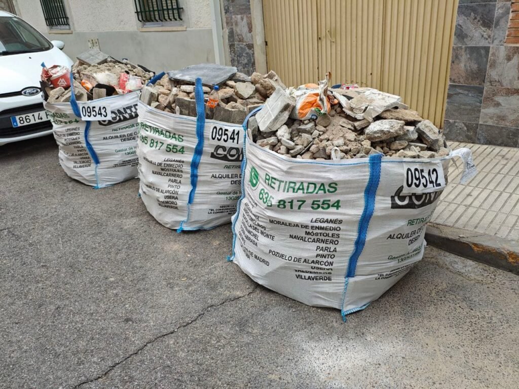 LA POLICÍA LOCAL LOCALIZA A DOS RESPONSABLES DE DEPOSITAR ESCOMBROS EN LA VÍA PÚBLICA