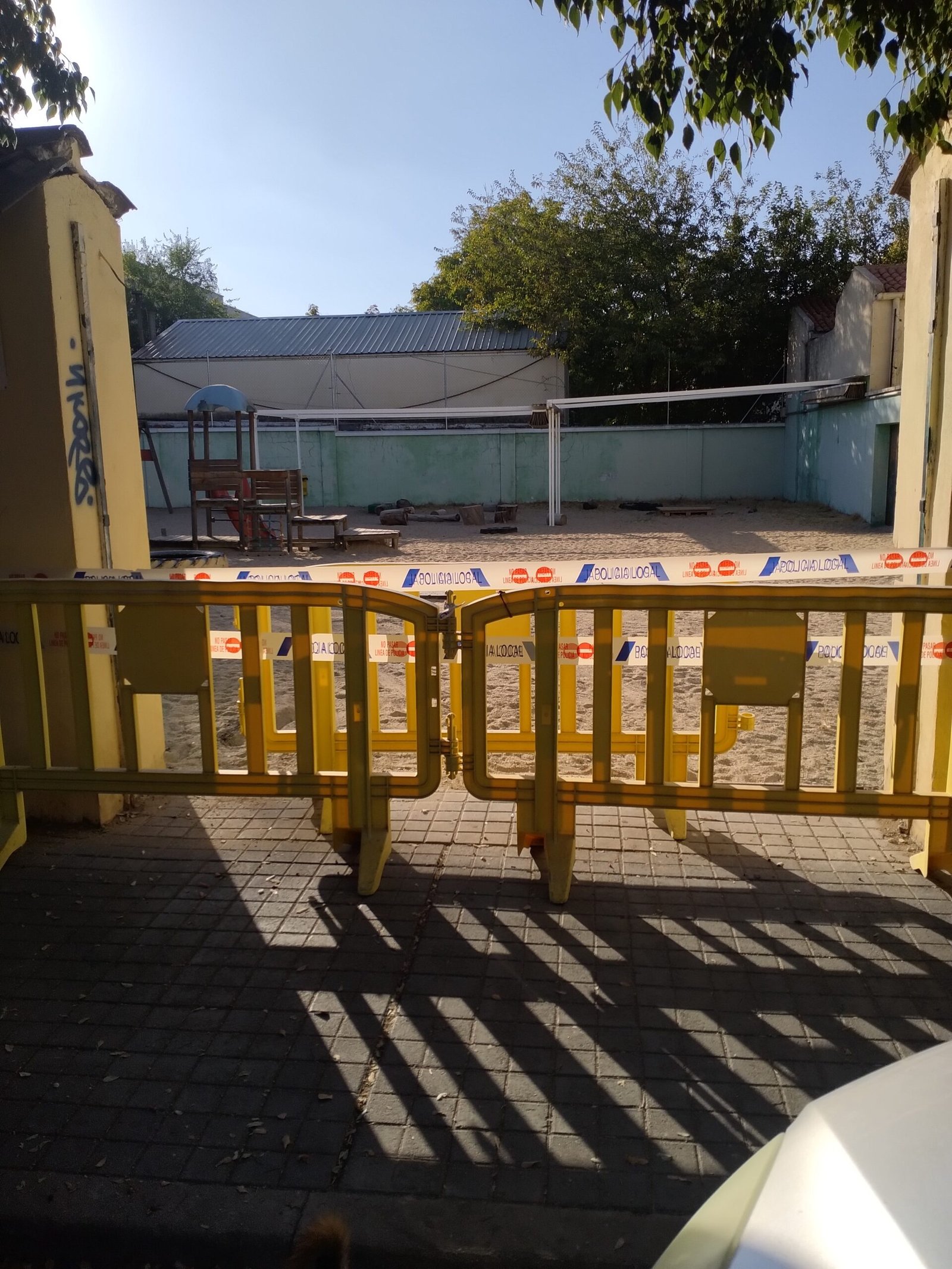 UN VEHÍCULO ARROLLA LA PUERTA DE LA ESCUELA INFANTIL «JARDINES DE ARANJUEZ»