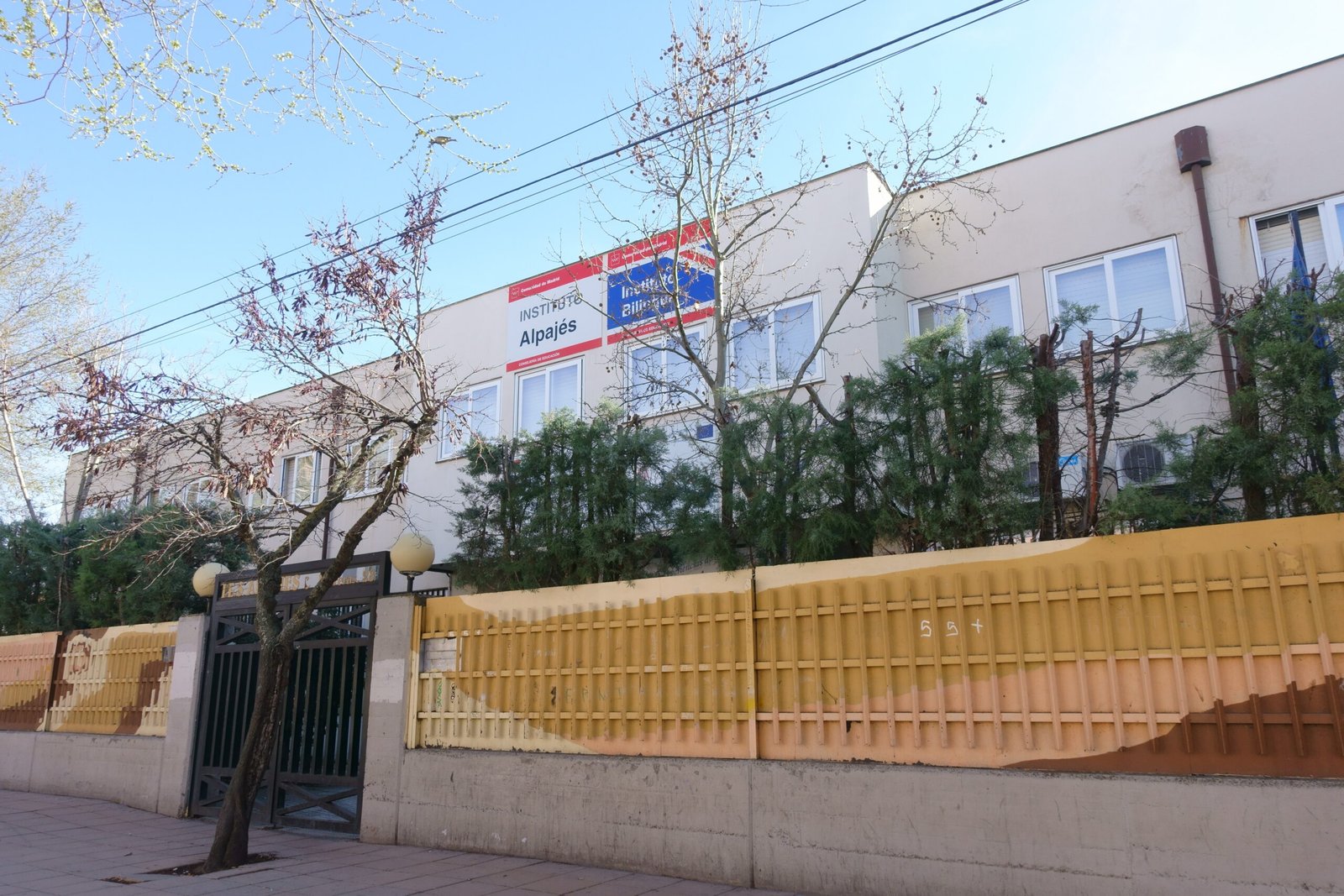 POLICÍA LOCAL INTERVIENE EN UNA PELEA EN EL INSTITUTO ALPAJÉS