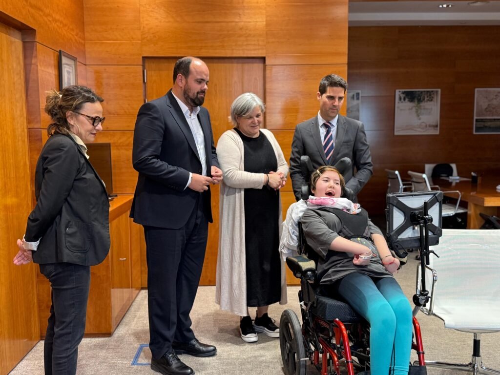 EL CONSEJERO DE EDUCACIÓN RECIBE A LA RIBEREÑA ELSA IBÁÑEZ, PRIMERA JOVEN CON ELA EN ESPAÑA EN ACCEDER A LA UNIVERSIDAD