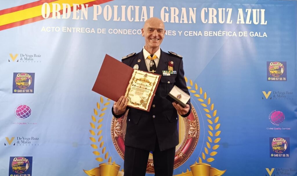 EL INSPECTOR DE LA POLICÍA LOCAL DE ARANJUEZ, ENRIQUE GUZMÁN ALONSO, HA RECIBIDO LA CONDECORACIÓN DE LA CRUZ AZUL EMERGENCIAS DE ORO POR SU LABOR DURANTE LA DANA DE VALENCIA