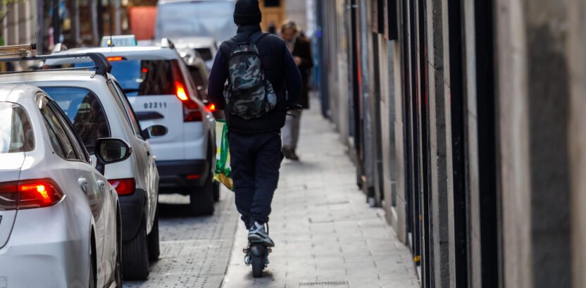 UNA MUJER HERIDA EN ARANJUEZ TRAS SER ATROPELLADA POR UN PATINETE QUE CIRCULABA POR LA ACERA: EL CONDUCTOR SE DIO A LA FUGA