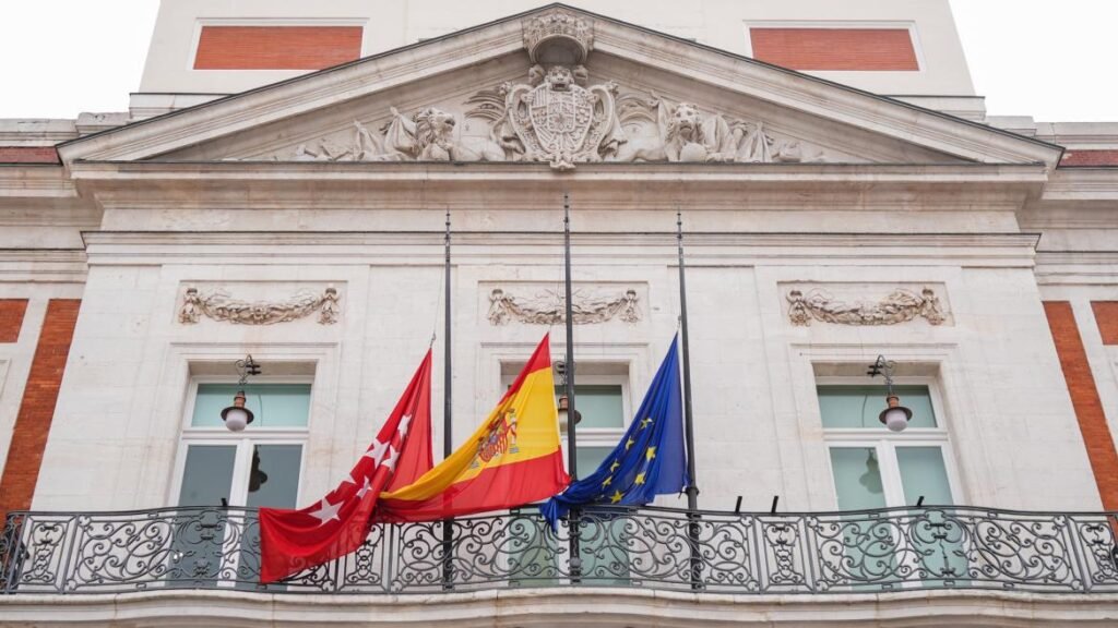 Diaz Ayuso decreta tres días de luto oficial en la Comunidad de Madrid por el accidente ferroviario en Adamuz
