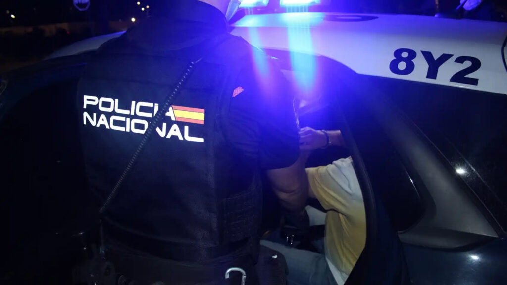 DETENIDO EN ARANJUEZ UN HOMBRE POR PRESUNTO ACOSO A SU EXPAREJA TRAS PERSONARSE EN SU TRABAJO CON DOS ARMAS BLANCAS