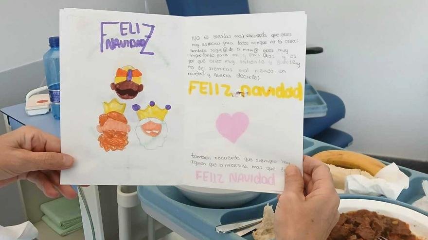 LOS PACIENTES DEL HOSPITAL DEL TAJO RECIBEN FELICITACIONES NAVIDEÑAS DE LOS ESCOLARES DE ARANJUEZ