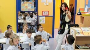 Profesora en una clase de primaria. (Foto: Kike Rincón)