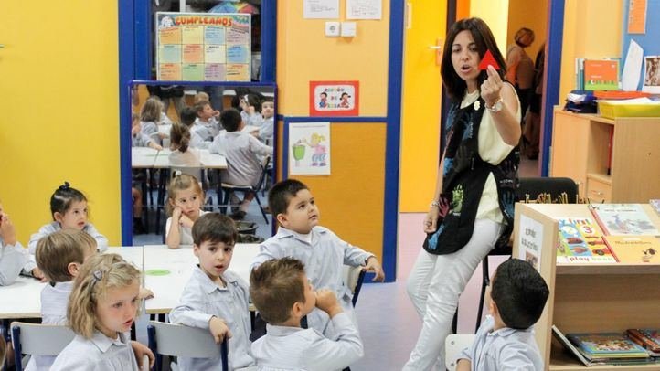 Profesora en una clase de primaria. (Foto: Kike Rincón)