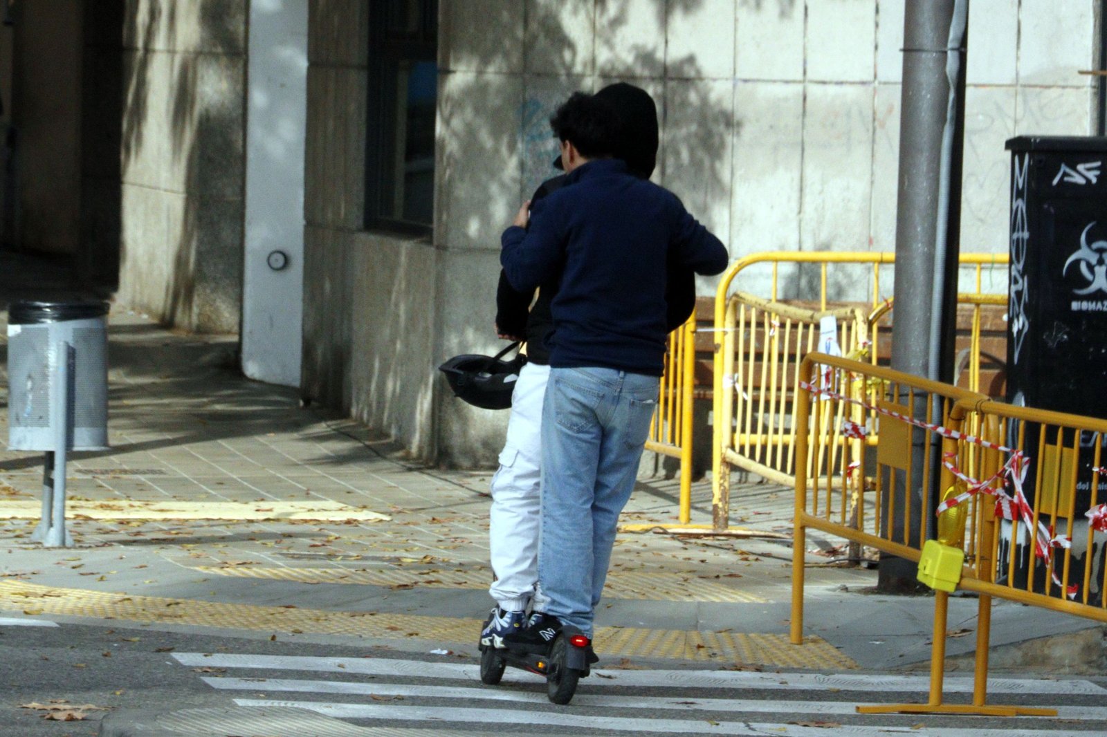POLICÍA LOCAL INTERCEPTA A DOS MENORES QUE CIRCULABAN EN PATINETE ELÉCTRICO POR LA ACERA Y LOS REQUISA