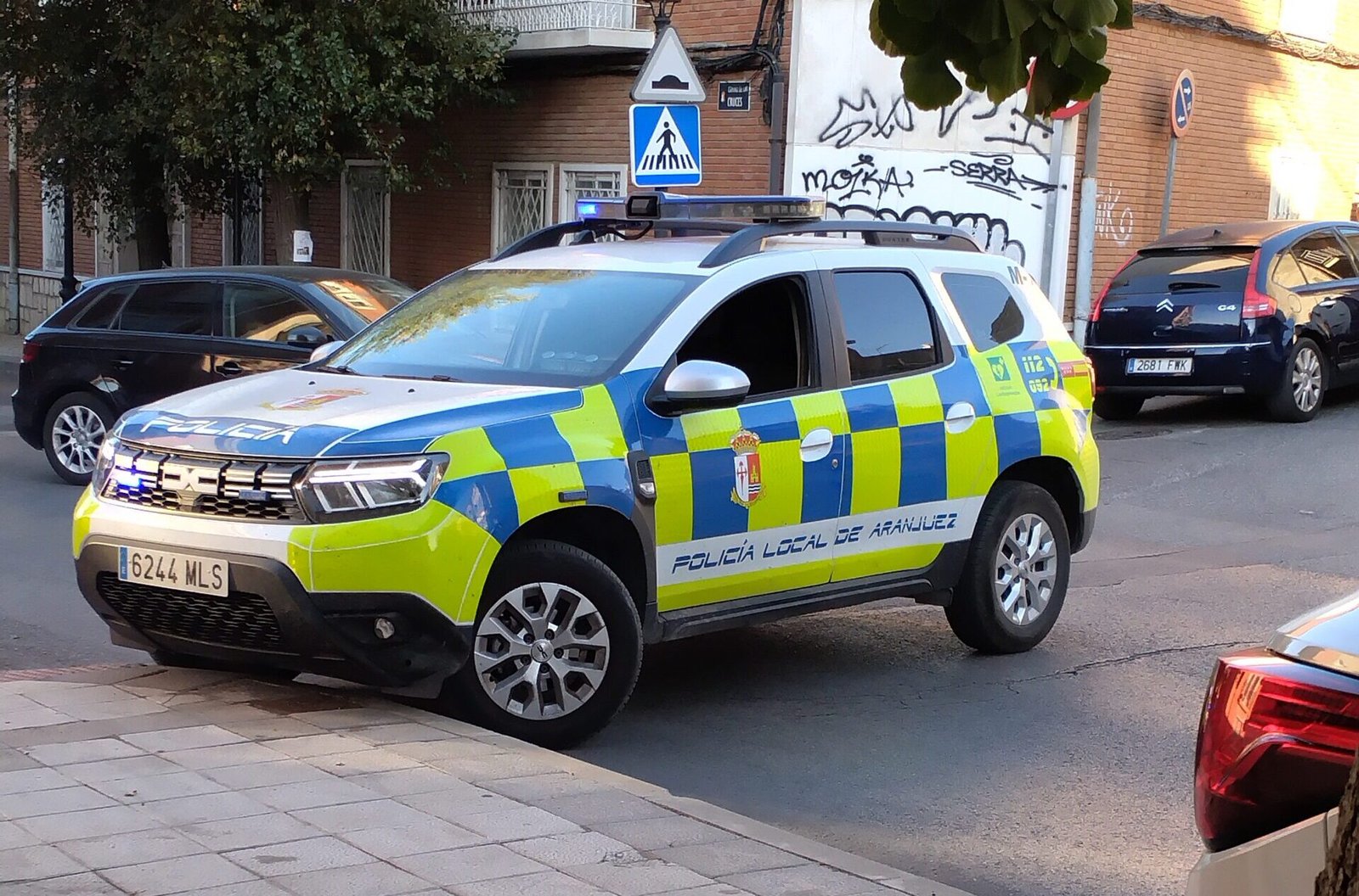 POLICÍA LOCAL INTERCEPTA UN VEHÍCULO EN ARANJUEZ TRAS EL AVISO DE INTIMIDACIÓN A UN CIUDADANO Y SANCIONA A DOS PERSONAS POR TENENCIA DE DROGA