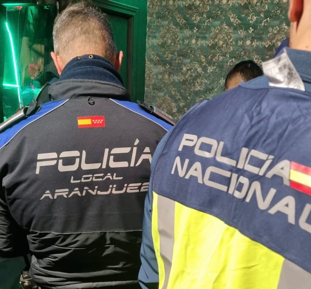 POLICÍA IDENTIFICA A TRES PERSONAS EN ESTADO ETÍLICO EN UN COCHE, DOS DE ELLAS CON ORDEN DE EXPULSIÓN DEL PAÍS