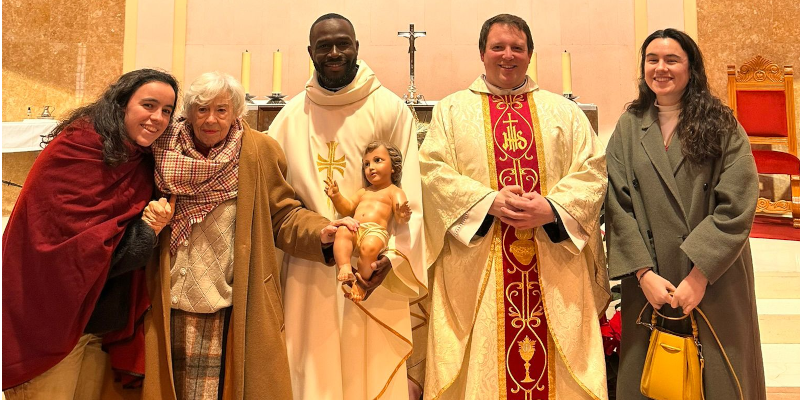 DESDE CAMERÚN HASTA ARANJUEZ: EL SACERDOTE AFRICANO QUE CRUZÓ EL OCÉANO GRACIAS A SU BISABUELA