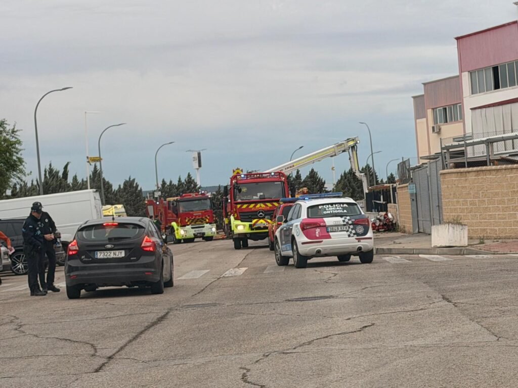 INCENDIO EN UNA FÁBRICA DE CORTINAS EN EL POLÍGONO DE ONTÍGOLA