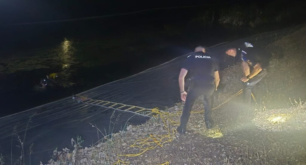 LA POLICÍA LOCAL DE ARANJUEZ RESCATA A UN VECINO Y A UN PERRO ATRAPADOS EN EL LAGO DEL CAMPO DEGOLF