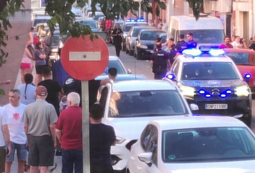 UNA REYERTA FAMILIAR EN LA CALLE ANCHA TRAS UN ALTERCADO DE TRÁFICO MOVILIZA A VARIAS PATRULLAS POLICIALES