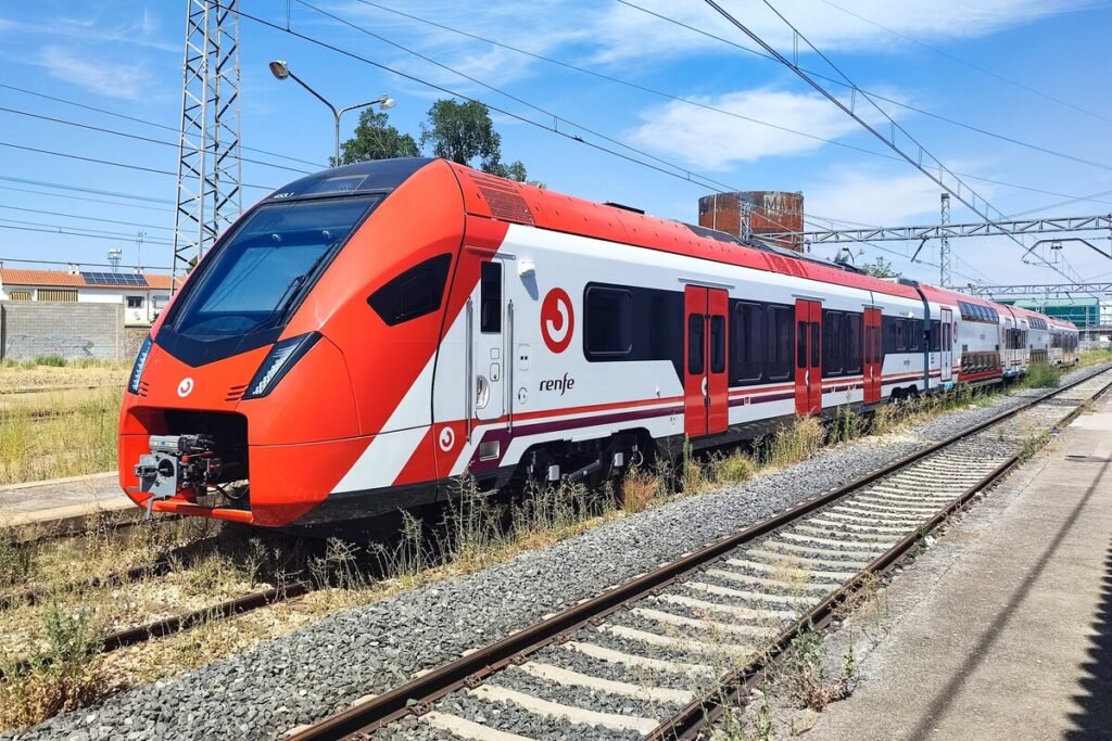 LOS NUEVOS «MEGATRENES» DE CERCANÍAS PROBADOS EN ARANJUEZ PASAN POR EL TALLER A LOS 10 DÍAS DE SU ESTRENO