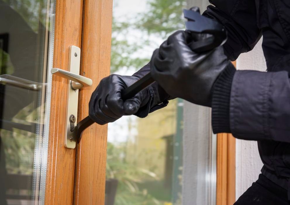 INTENTO DE ROBO EN UNA VIVIENDA DE ARANJUEZ: VARIOS ENCAPUCHADOS ACCEDEN AL JARDÍN Y FRACTURAN UNA VENTANA SIN LOGRAR ENTRAR AL INMUEBLE
